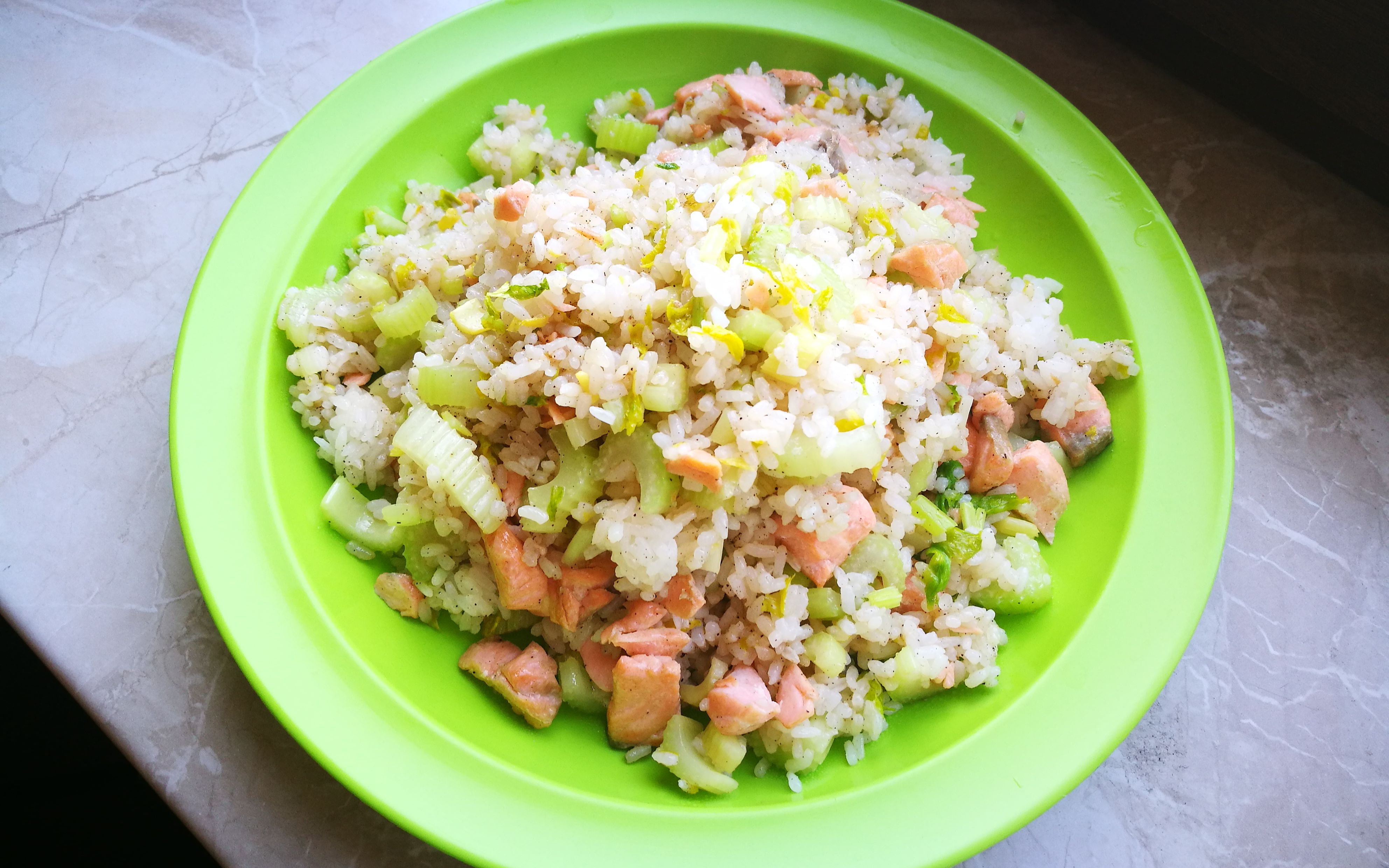 【极简料理】三文鱼芹菜炒饭