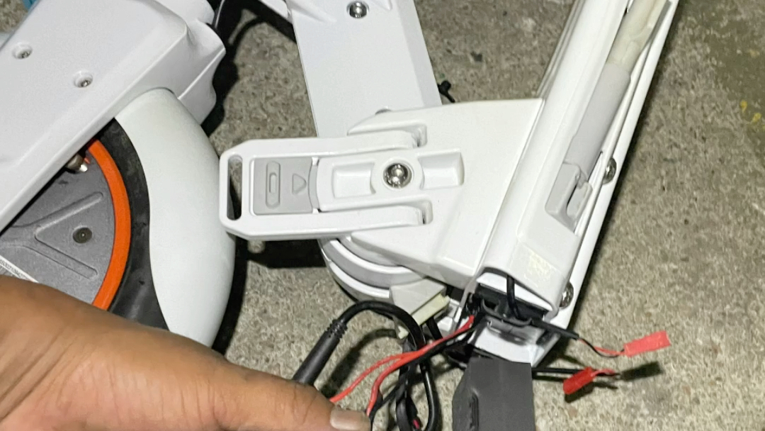 联想电动滑板车报错e1维修电机控制器更换轮胎联想m2滑板车,深圳九日