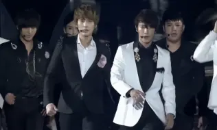 Скачать видео: Super Junior黑白西服《Sorry Sorry》出场太帅，超多伴舞嗨翻全场！台下少时一起摇摆~