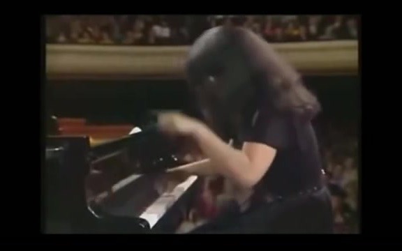 [图]阿格里奇 八度 李斯特真的能用八度弹革命练习曲？Martha Argerich Octaves