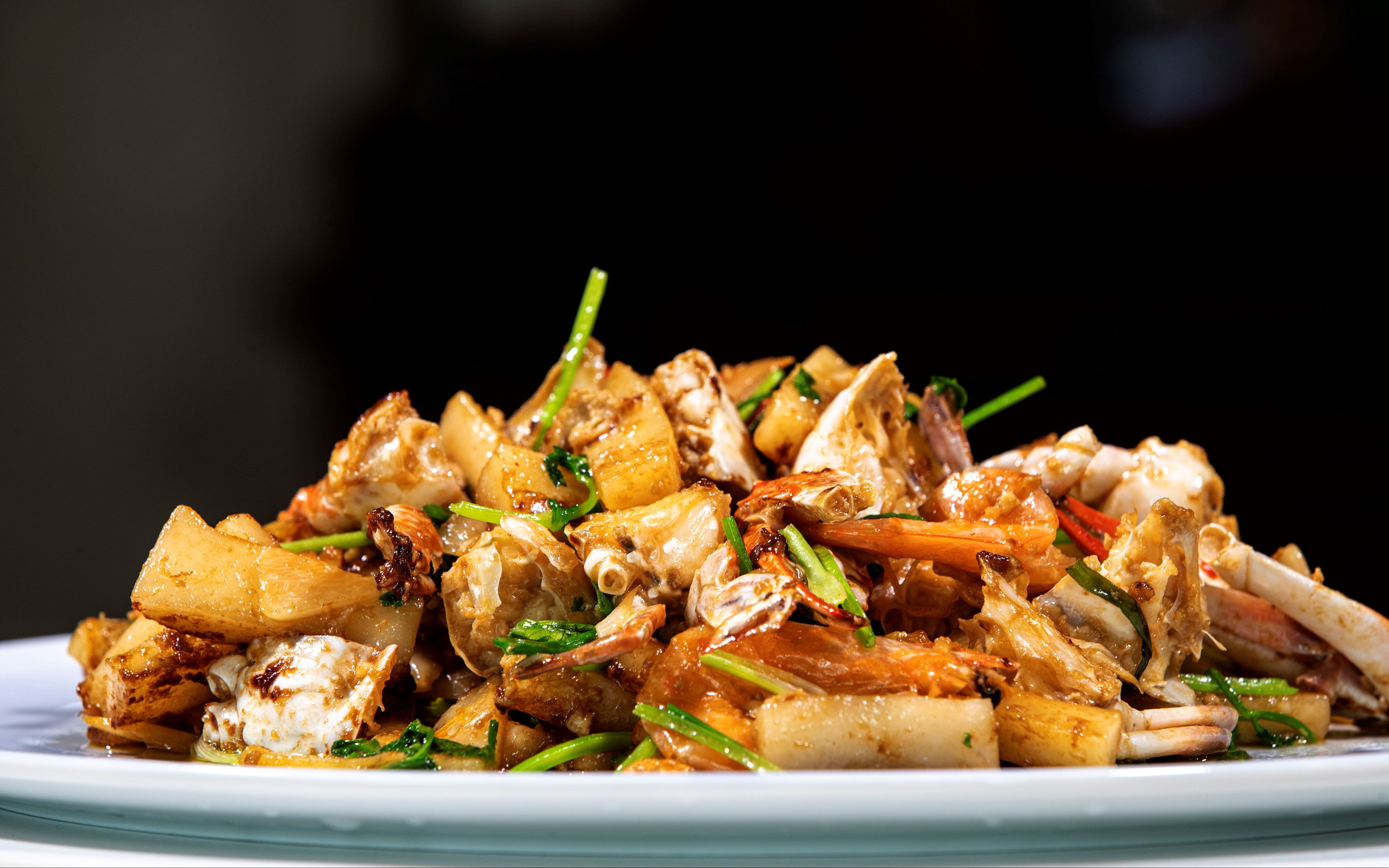 海鲜炒年糕不一样的海鲜做法,用螃蟹和虾炒出来的年糕,鲜香肥美