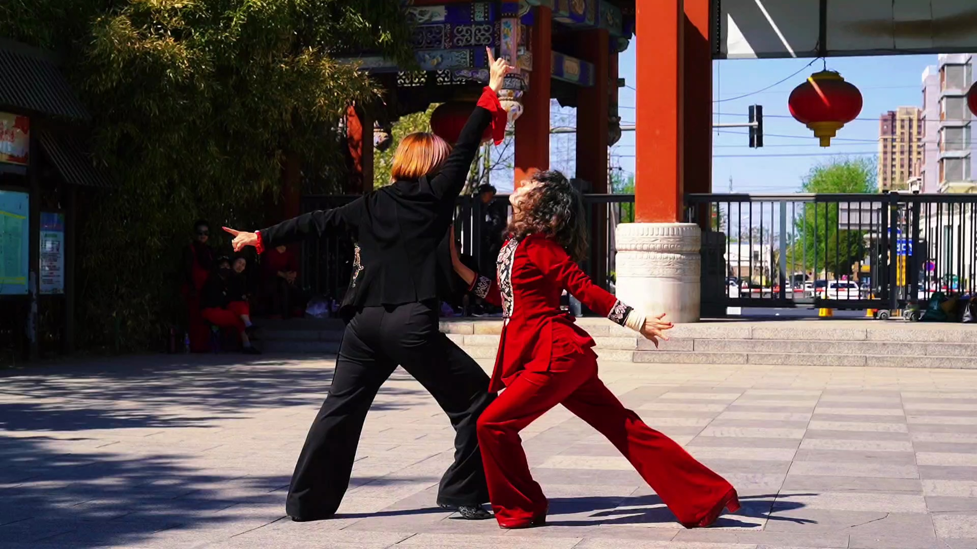 涵彬和林珍珠表演休闲恰恰,心情舒畅,舞步轻快