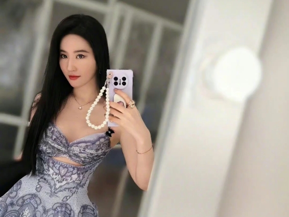 刘亦菲蓝色吊带裙好美