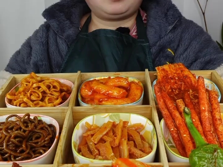 火辣辣美食九宫格来啦 "胖妹阿苏 "今天一点胃口也没有