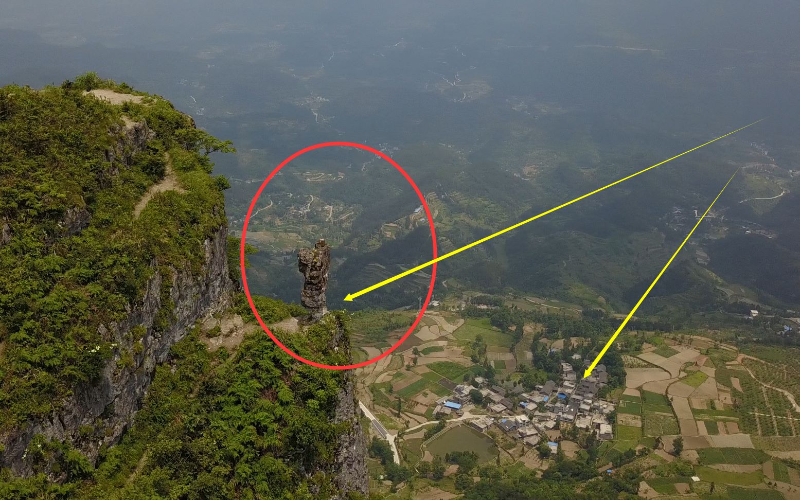 贵州大山里发现一奇怪石头,立在悬崖绝壁上,随时可能掉下去