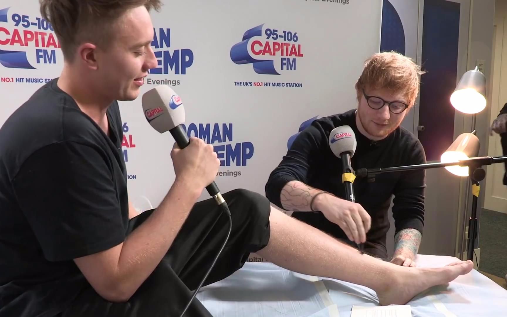 纹身歌手edsheeran亲手给romankemp纹身201732