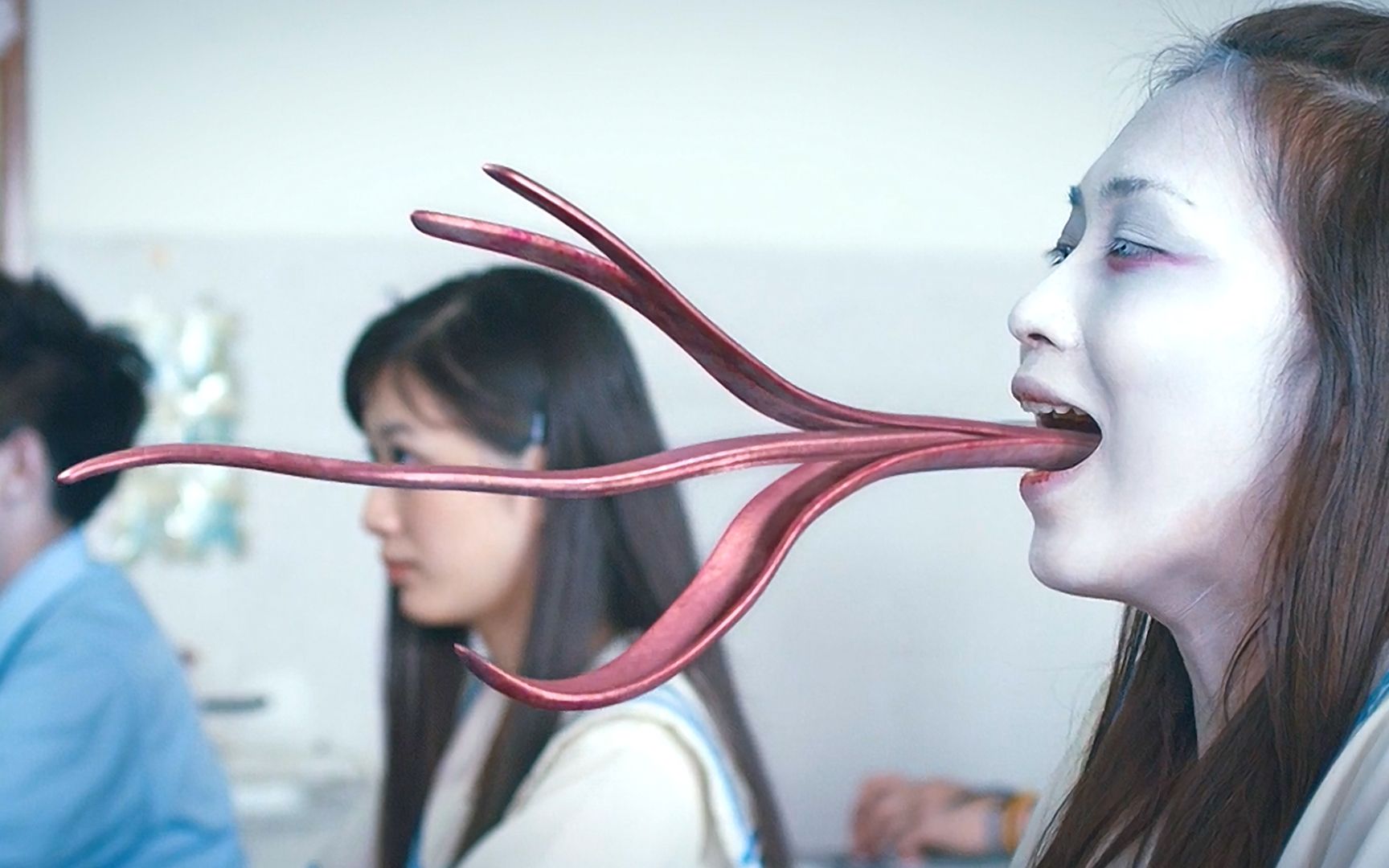 女老师第一天去上课,结果整个班里的学生竟然都是女鬼