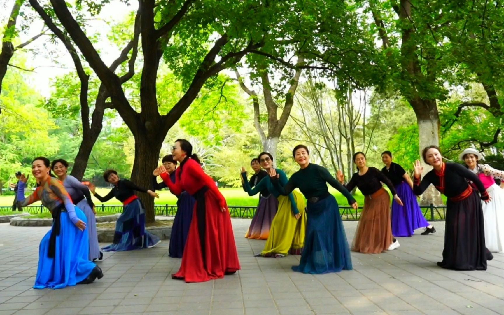 [图]广场舞《梦见你的那一夜》歌曲好听，舞姿优美，舒心养眼美极了