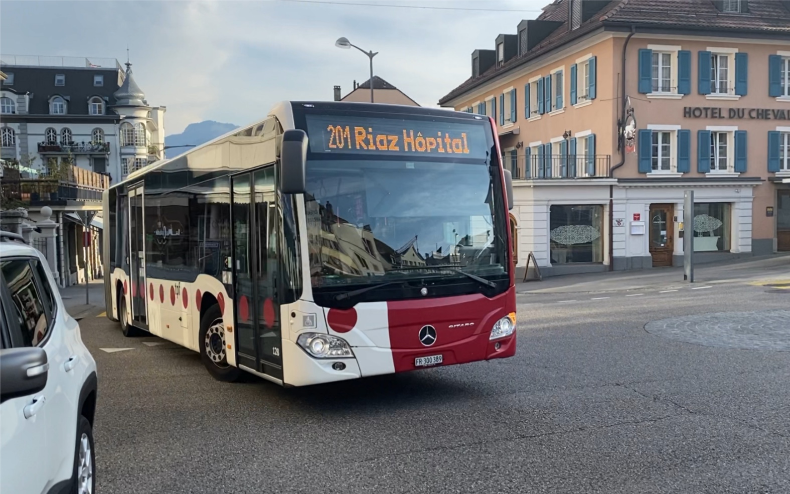 瑞士tpf奔驰铰接通道公交车201路比勒小镇环岛转弯通过_哔哩哔哩_bili