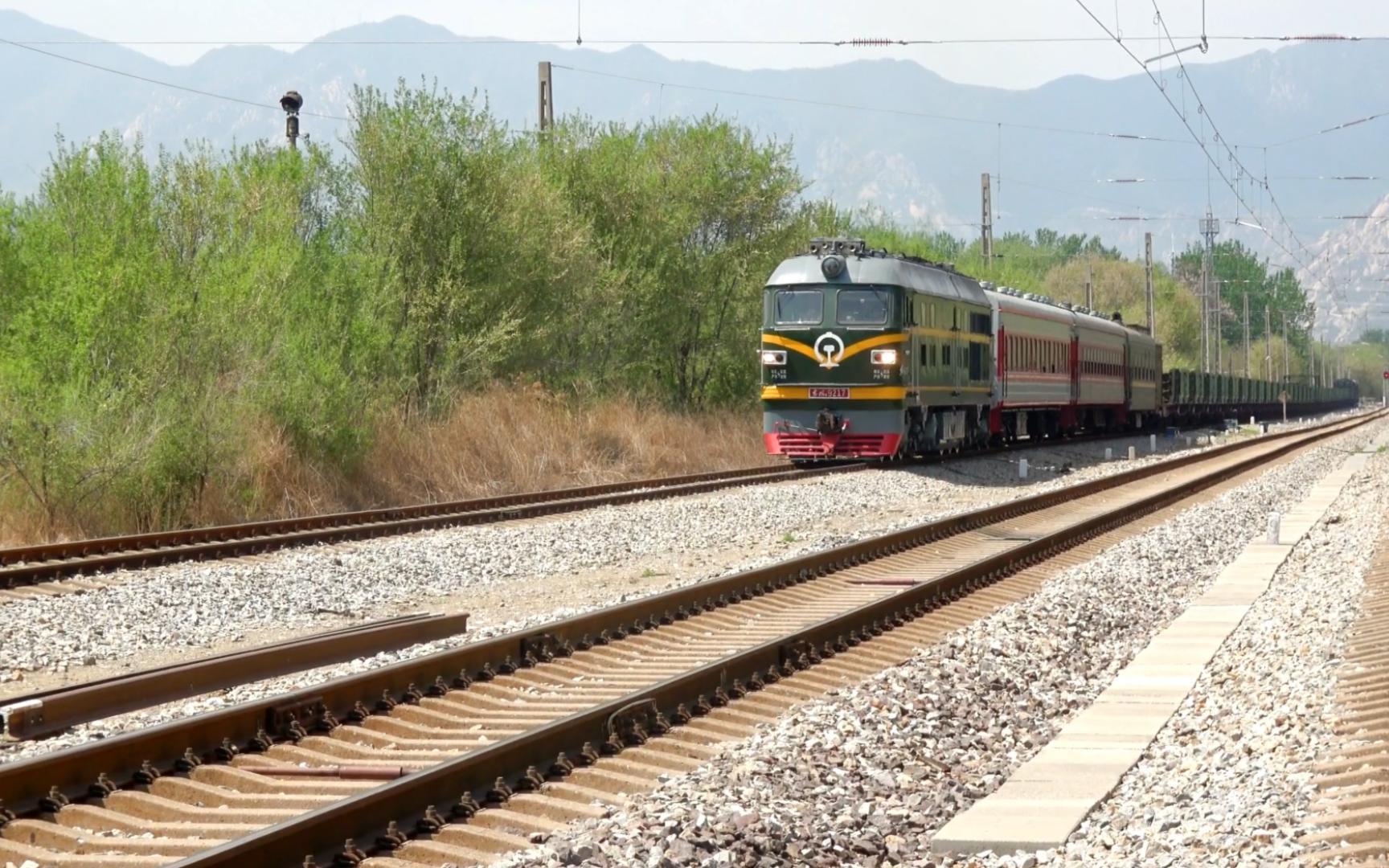 西北环,京局丰段东风4b9217机车牵引长钢轨列车返回焊轨基地