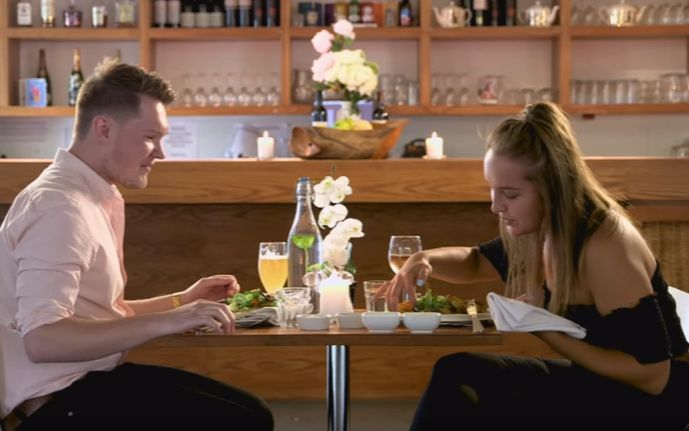 [图]Did Long Distance Break Us Up- - Eating with My Ex- Charlotte And Connor