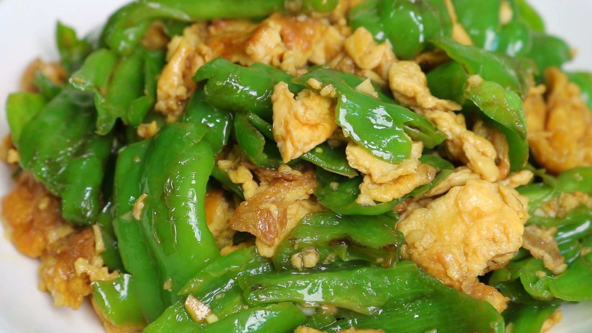 青椒炒鸡蛋好吃有诀窍,大厨教你绝招,出锅鲜香四溢,营养又解馋