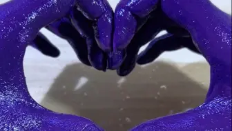 用紫色颜料混假水！