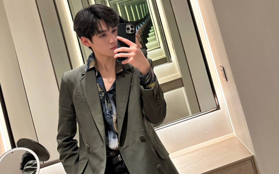 【张真源】绿西装花衬衫对镜自拍live图爱惨咯!