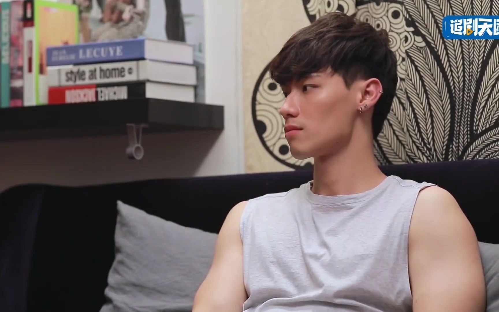 泰剧《心之航向/同心启航》:p ton在房间里看……一年生?