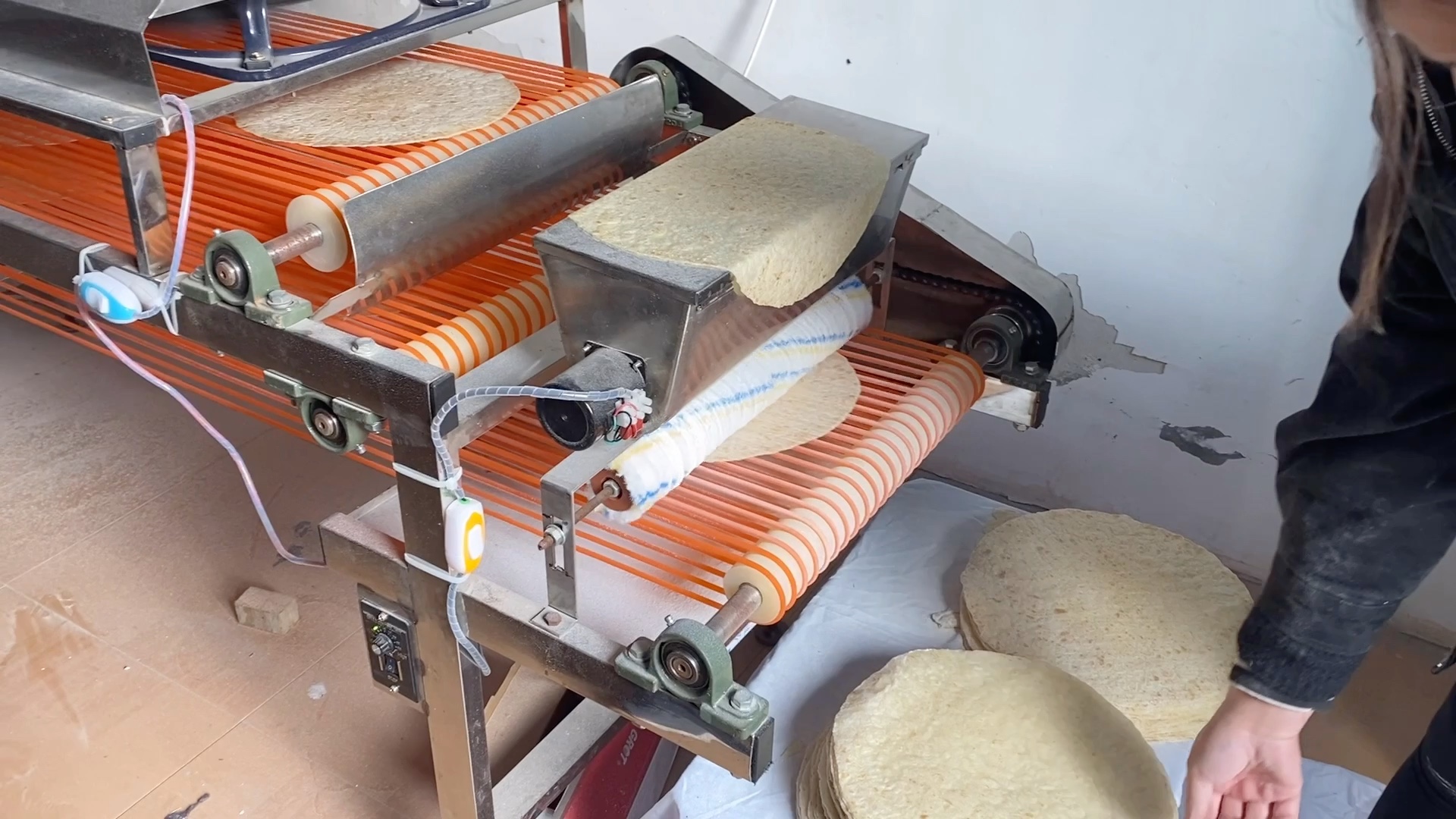 全自动单饼机视频大全,圆形单饼机做单饼一次成型