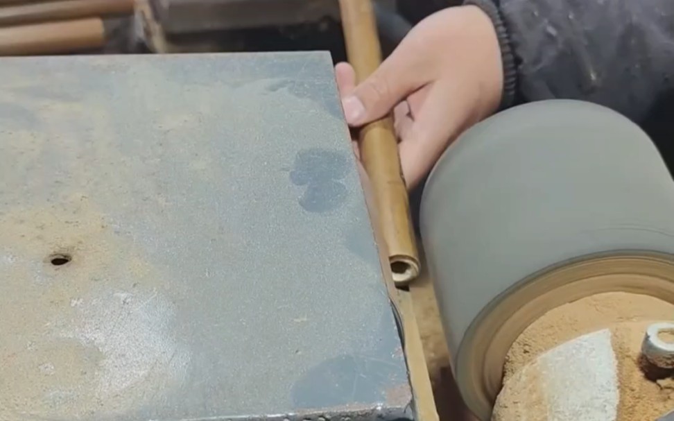 笛子制作记录竹子去皮,把烤直的竹子表皮磨掉