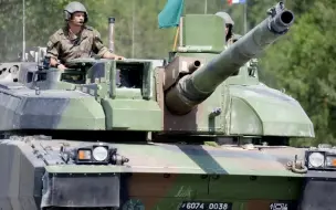 Video herunterladen: AMX-56 Leclerc 坦克和法国海军陆战队在拉脱维亚训练。