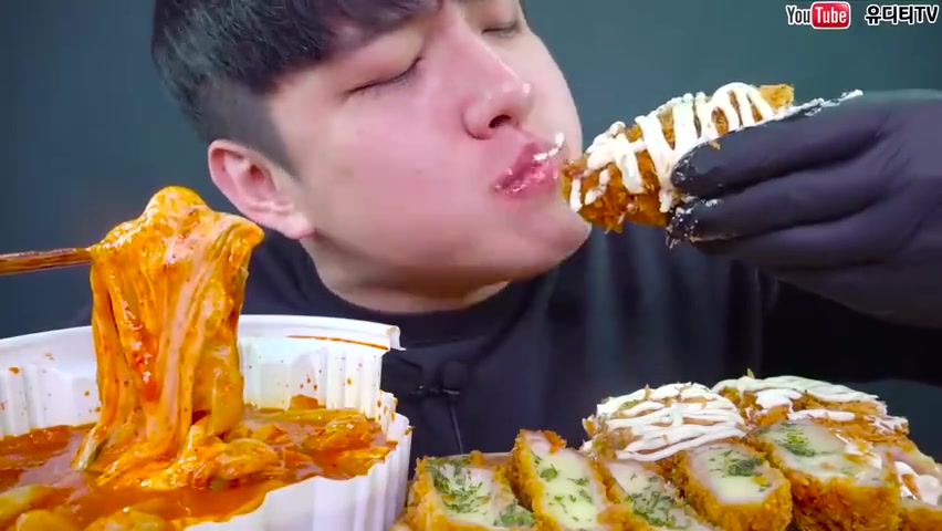 大口吃播韩国深渊巨口小哥泡菜汤搭配芝士猪排冰阔乐收尾