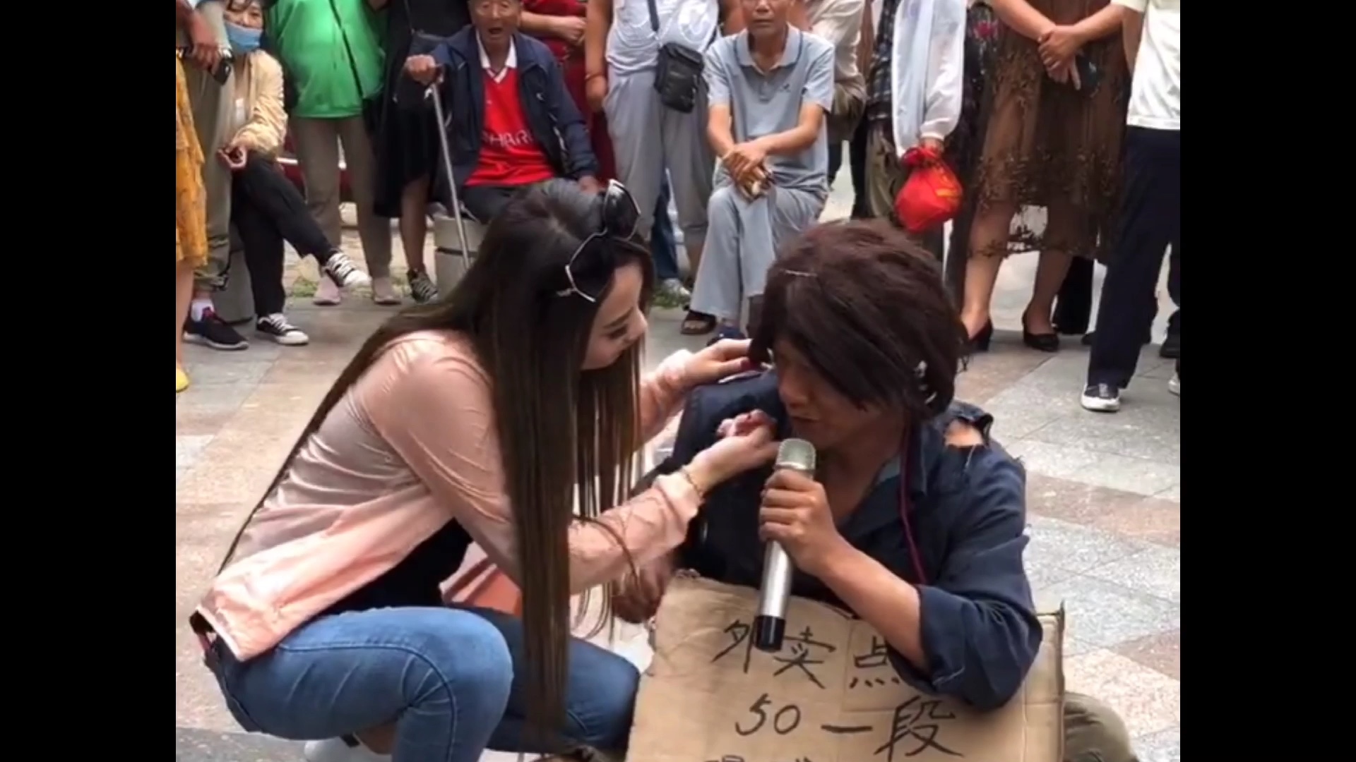 美女出钱叫乞丐唱歌,唱得好跟乞丐回家,看看乞丐表现如何?