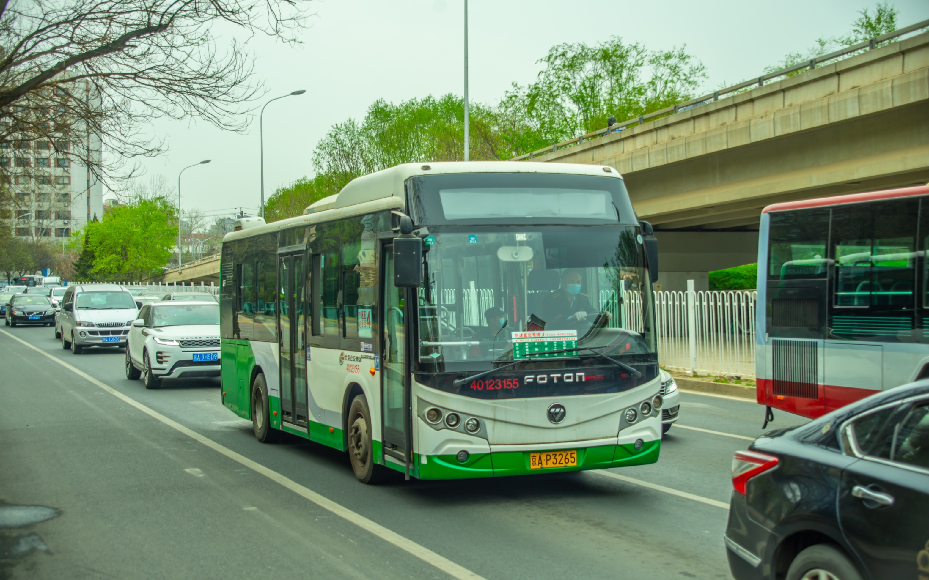 「北京公交」快速直达专线4人品套跑绿萌通过明光桥下