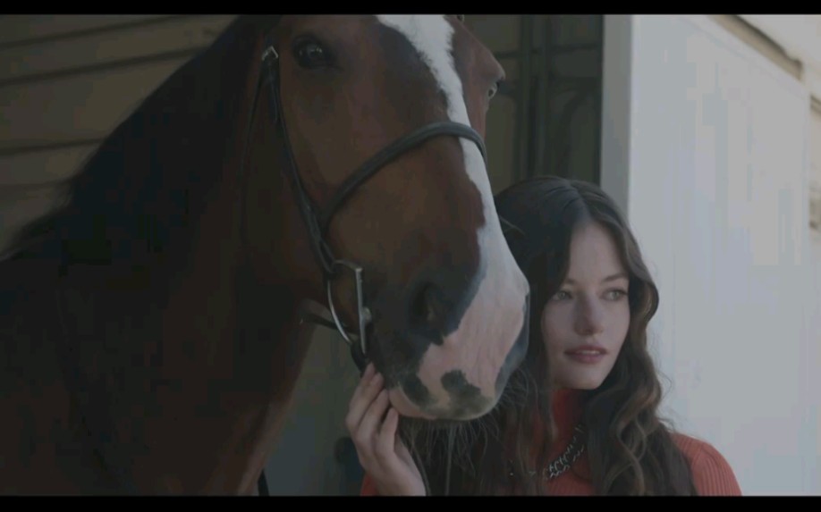 【Mackenzie Foy】| 2021年麦肯芝ⷥ𜗤𞝅Qluxe十月刊拍摄视频 / 马术女孩的秋冬穿搭哔哩哔哩bilibili