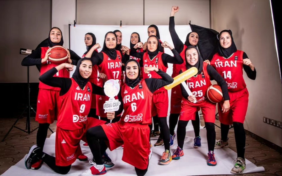 来看看戴头巾穿长袖伊朗女篮驰骋赛场集锦 2021年女篮亚洲杯乙组赛