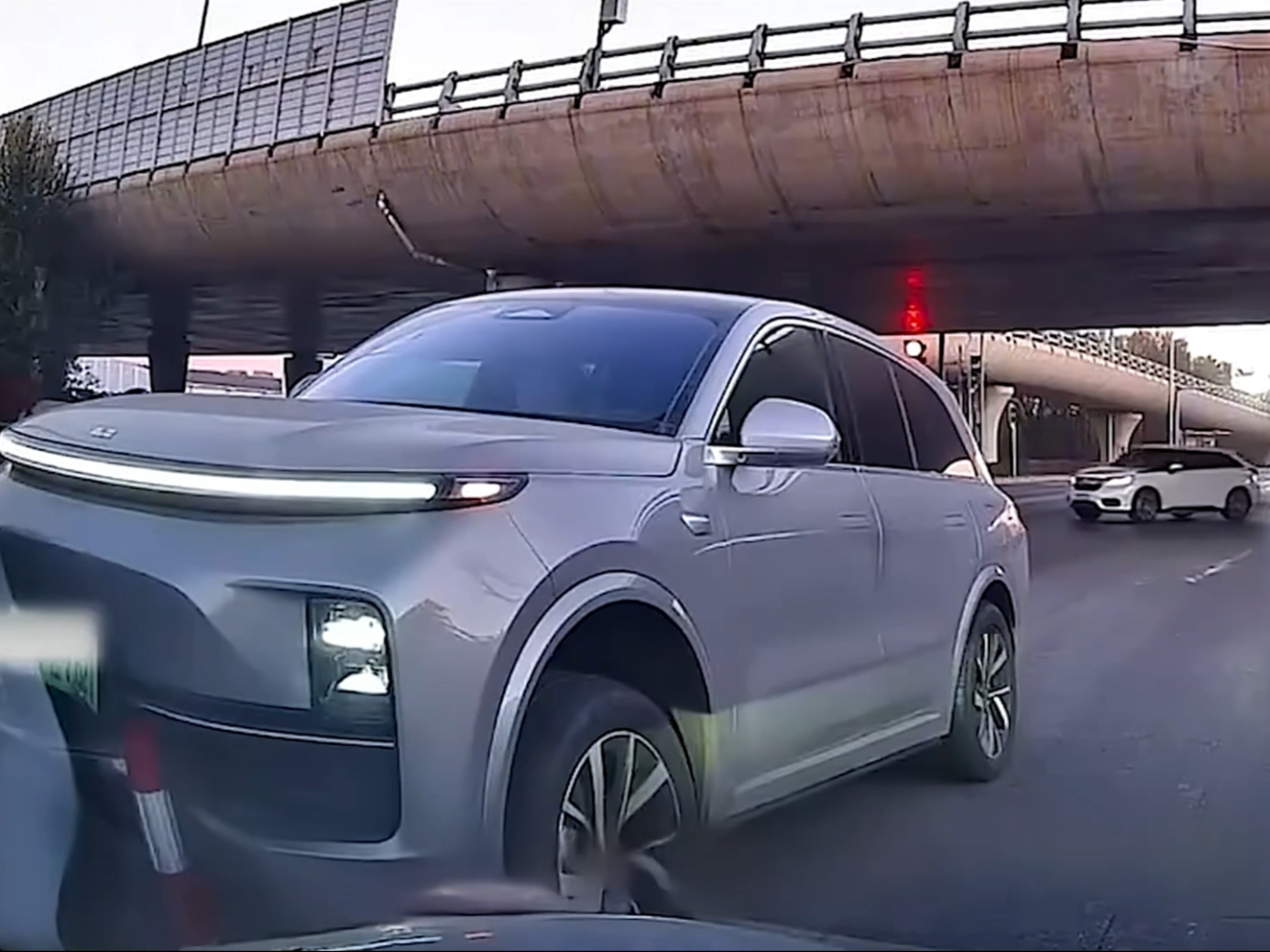 理想这下舒服了，自作自受