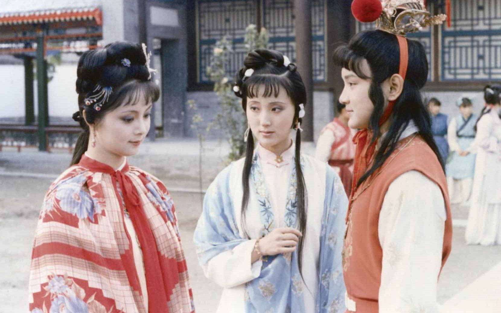 宝黛钗初会,宝玉见到宝钗,情花又开,这种情是爱情吗_哔哩哔哩_bili