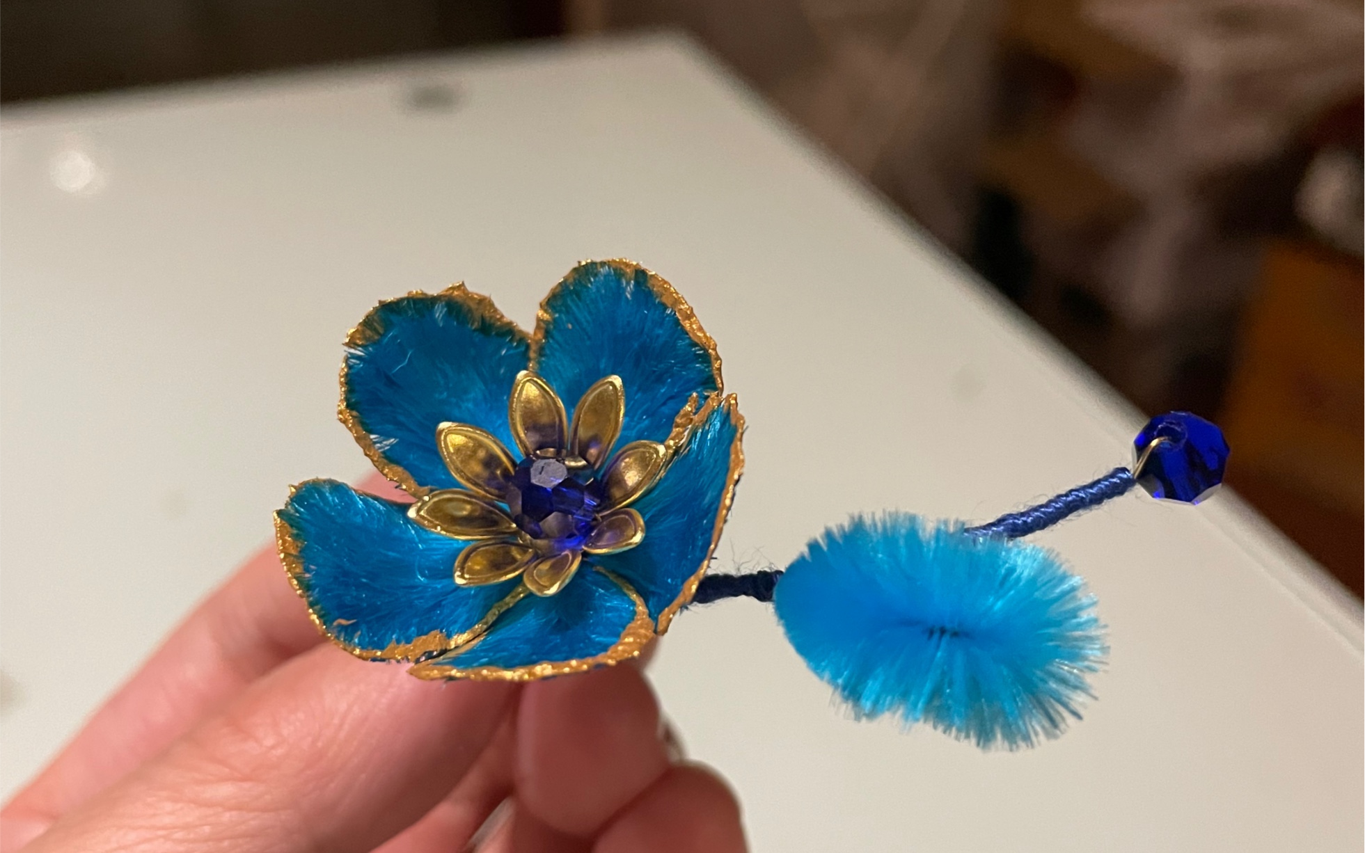 第一支非遗绒花胸针成品