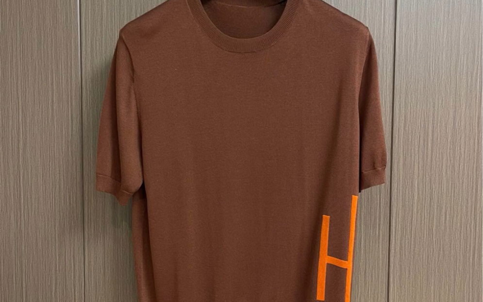 说一下高仿hermes爱马仕针织圆领t恤,简洁大气一向是品牌主打 时尚