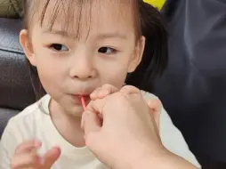 下载视频: 小孩子不能吃棒棒糖。