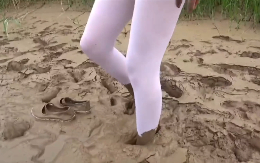 白丝学妹不慎落入泥潭