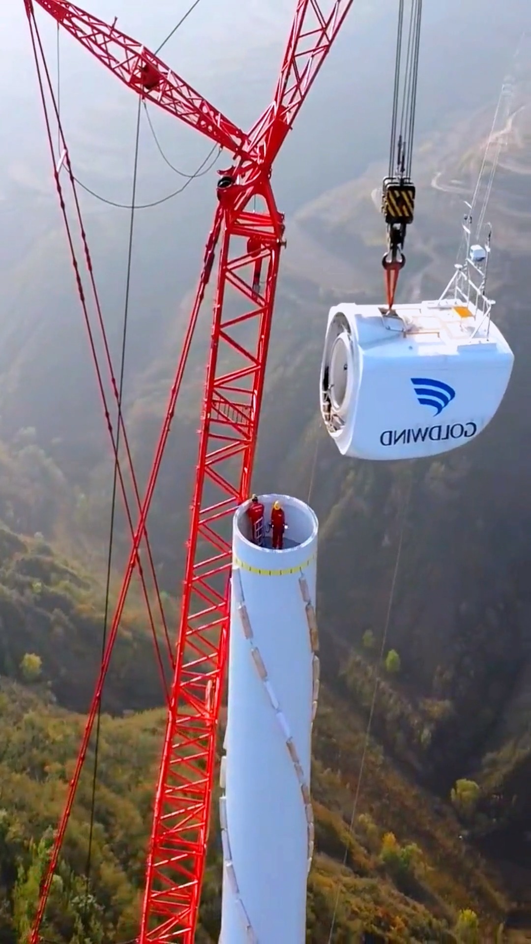 中条山风力发电安装,站在百米高空作业什么感觉呢#风力发电#风电