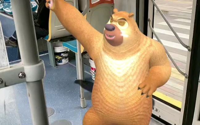 熊二和熊大在公交车上跳舞