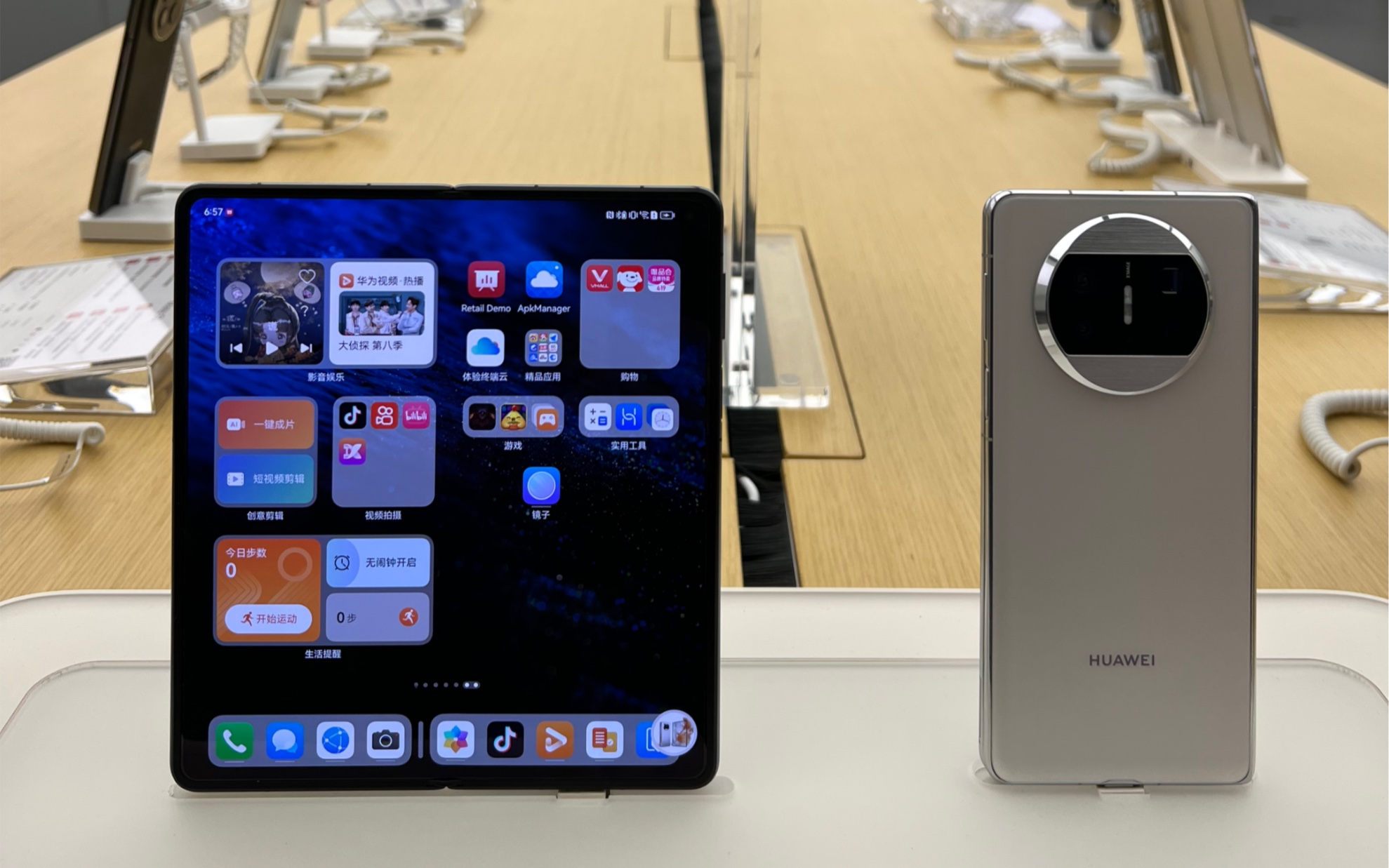 如果折叠屏足够轻薄,你会考虑吗?#华为matex3折叠屏