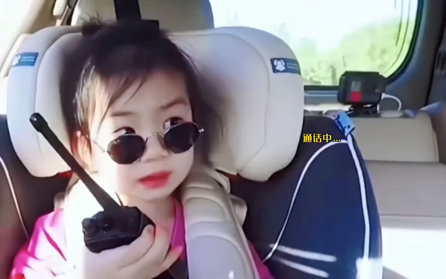 可爱往往不分年龄 奶声奶气的通话可太有爱了#戚薇#lucky