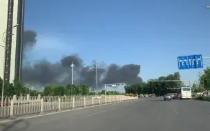 Скачать видео: 北京朝阳一露天废品收购站着火，现场浓烟滚滚