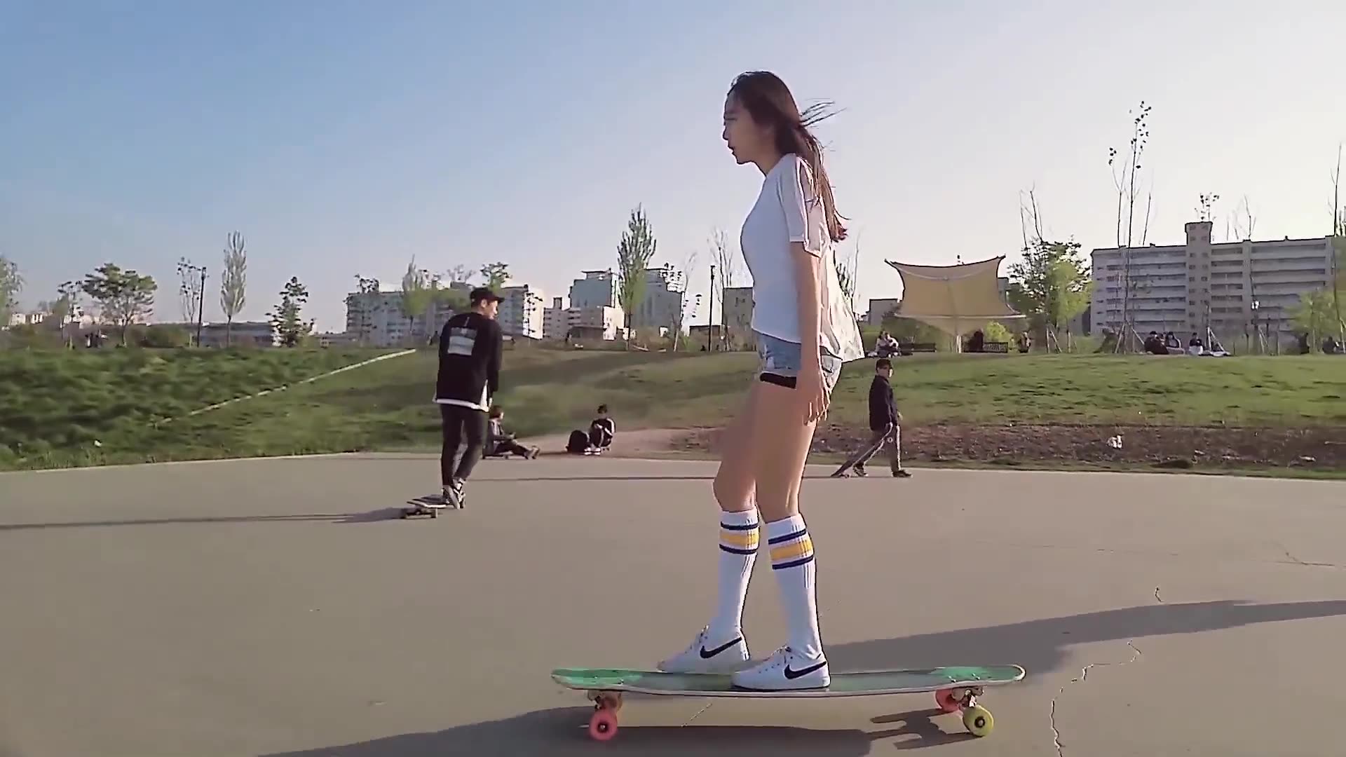 滑板女孩高孝周