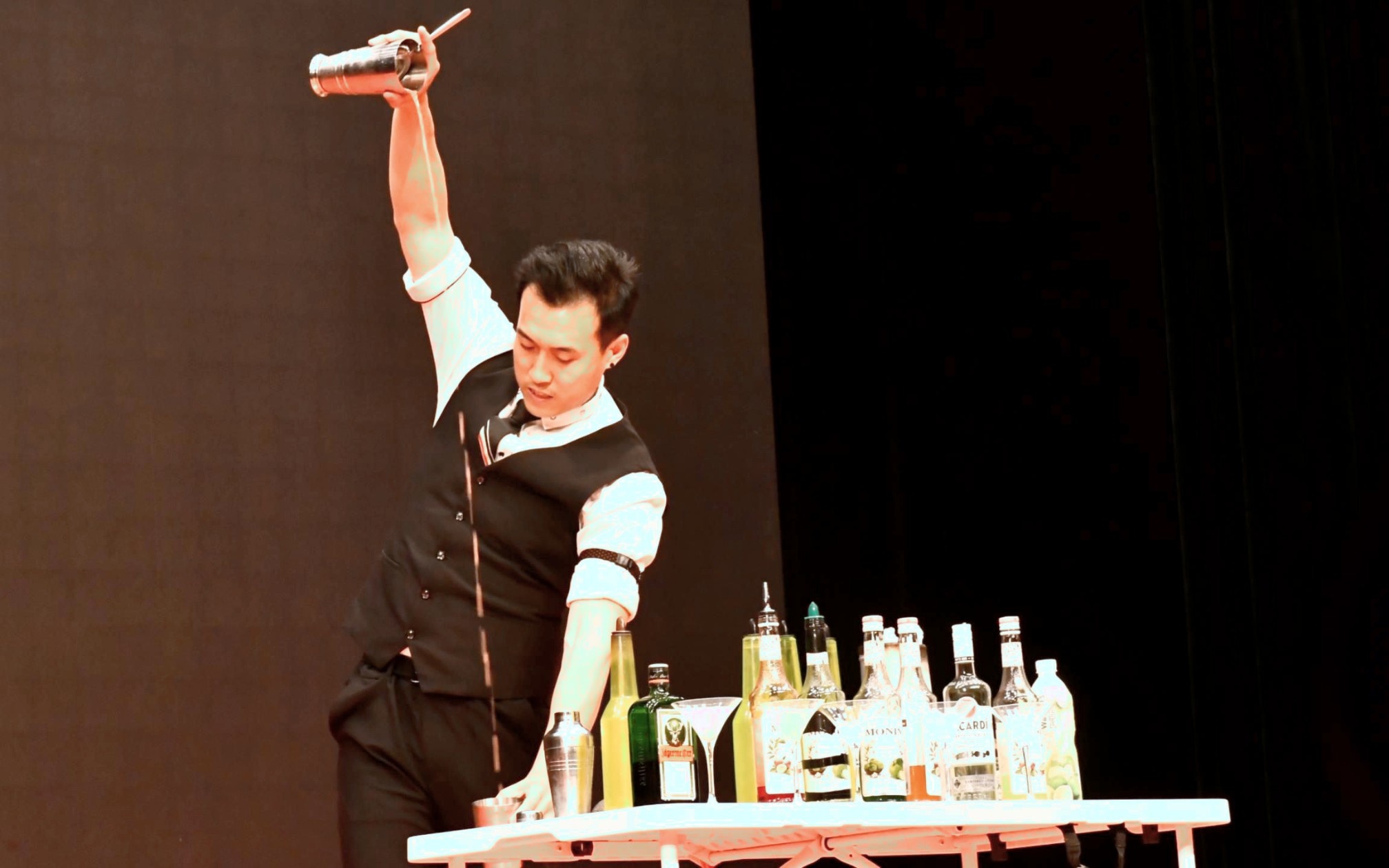 1-特别的开场"花式调酒"