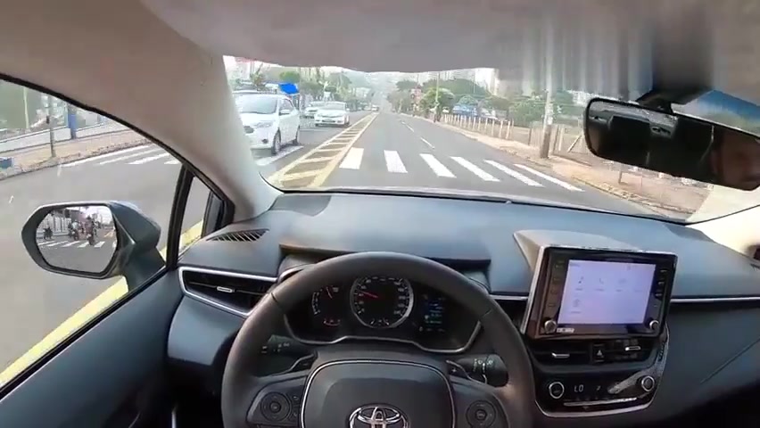 坐进丰田卡罗拉驾驶室,开车跑一圈,才知道视野有多宽阔!