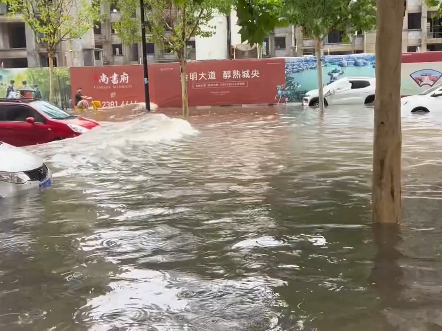 开封清明上河园暴雨图片