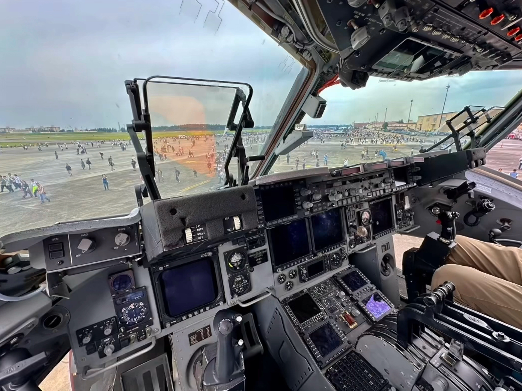 成功登上美军c17"环球霸主"运输机驾驶舱