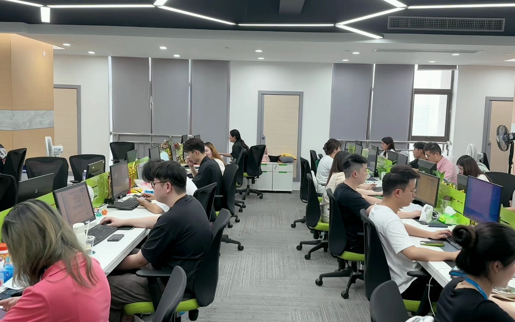 看看武汉星起航电子商务有限公司专业运营团队配置