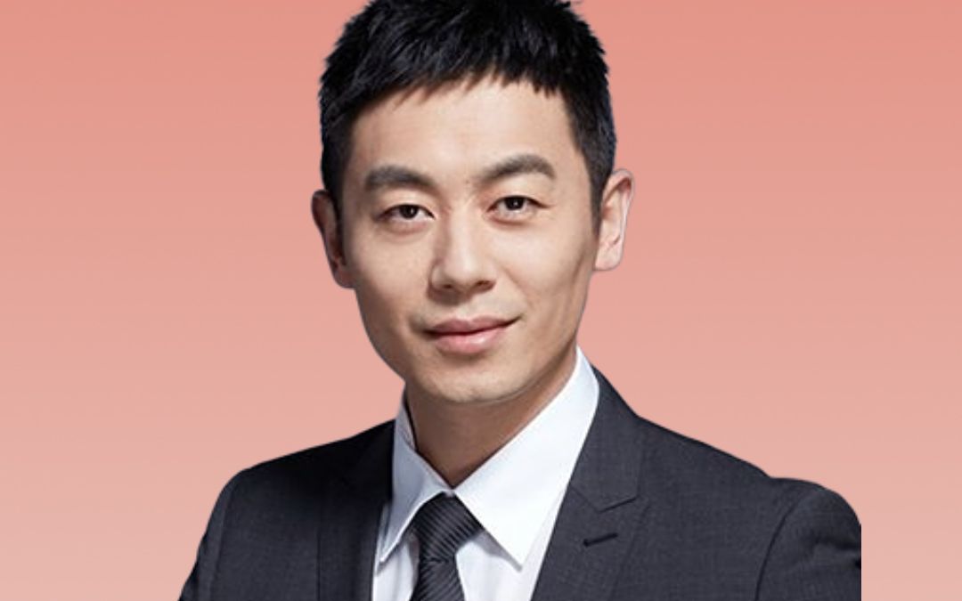 一张照片,撕下朱亚文好丈夫人设,10年婚姻全靠演技