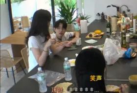 Download Video: 恋爱兄妹 哈哈哈宰亨因为妹妹的一句话就开始傻笑，可能是觉得世承说他像狗吧