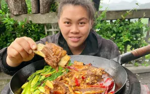 Скачать видео: 干完活，欧妹4斤牛排骨煮一锅，配上豆干和蔬菜大口吃肉太过瘾了