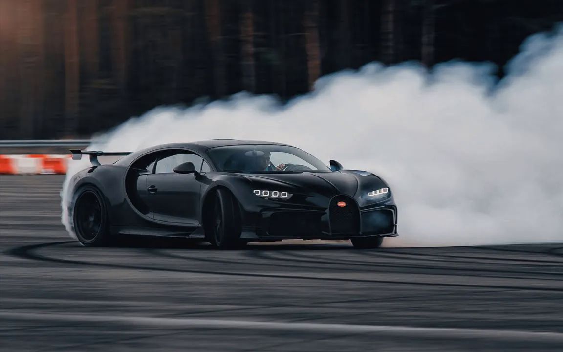 [图]【4K】开着 BUGATTI CHIRON Pur Sport 拉烟！C字飘移！