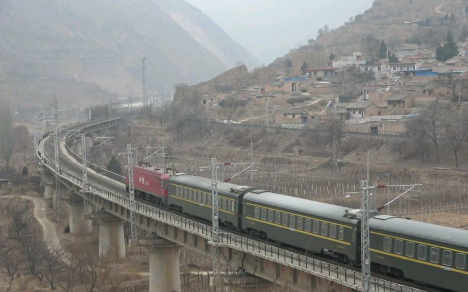 对开列车相遇,z166拉萨—上海;z165上海—拉萨