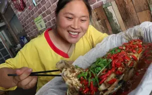 Скачать видео: 胖妹下馆子，1份纸包鱼，配上5个素菜，花了155元，这次吃回本了